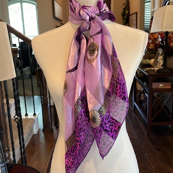 Purple Black Leopard Print Pattern Scarf Gold Tone Chains Sz 36” x 36”  Lavender - Picture 5 of 16